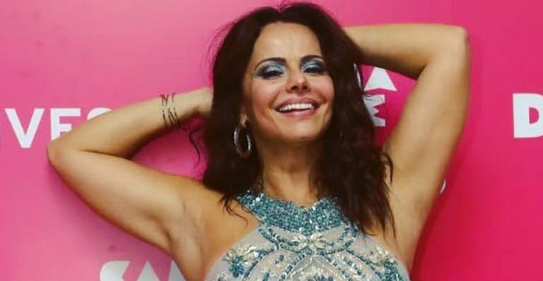 Viviane Araújo exibe bumbum na nuca em clique sensual na praia