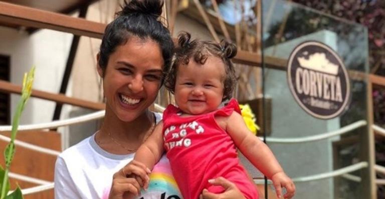 Fofura! Madalena é clicada fazendo caras e bocas nas redes: ”Esperando o papai chegar”
