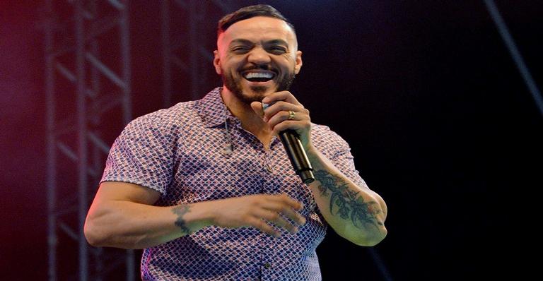 Belo dá show de graça no Rio e declara: ‘Enquanto houver esperança, haverá chances’