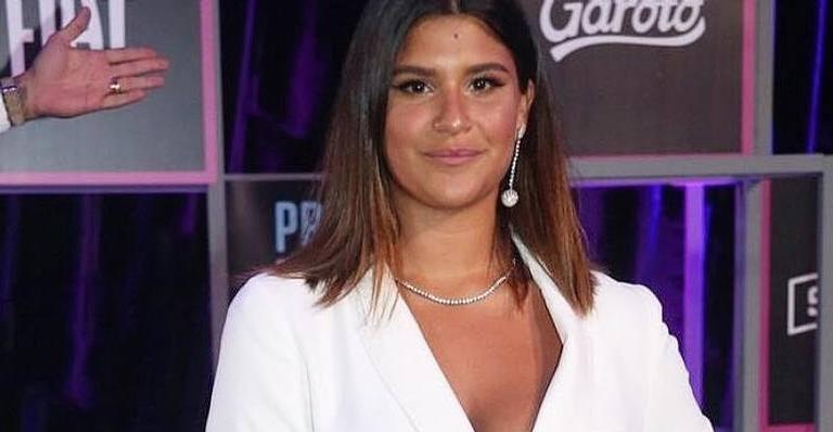 Ficou sério! Giulia Costa passeia com o namorado e sogros no Rio de Janeiro