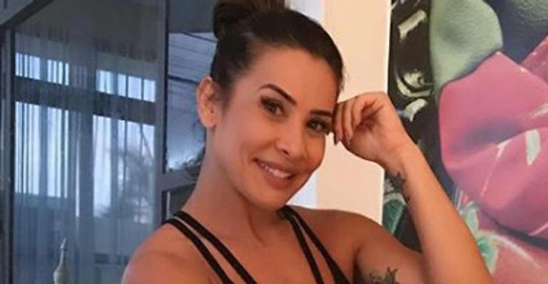 Scheila Carvalho toma sol somente com fita adesiva e faz coreografia de ‘Vai Malandra’