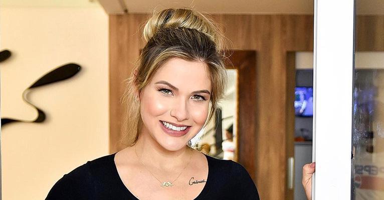 Andressa Suita posa deslumbrante apenas de lingerie e revela reação de Gusttavo Lima