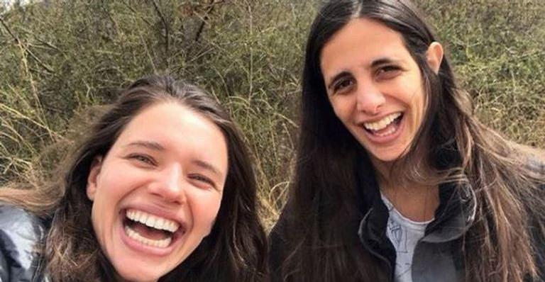 De biquíni, Bruna Linzmeyer posa agarradinha com namorada