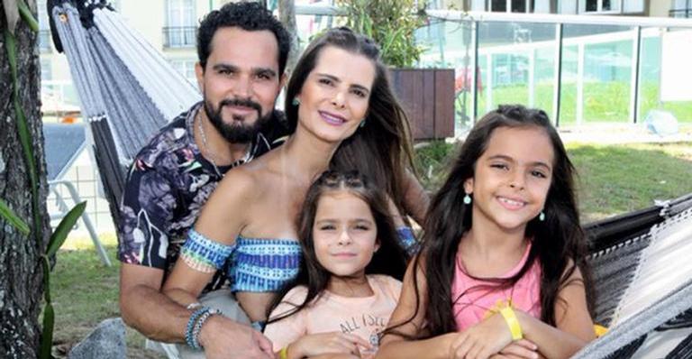 Com saudade da família, Luciano Camargo posta clique de Flávia Camargo de biquíni com as filhas