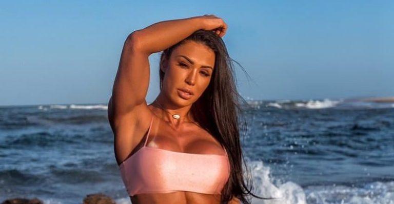 Gracyanne Barbosa posa ao lado de ”sósia” com biquíni de fita sensual: ”Assim você mata o papai”