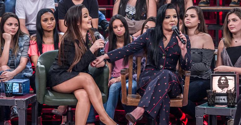 Maiara e Maraisa caem no choro ao visitar réplica da casa de infância