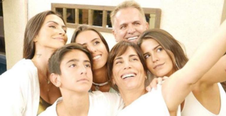 Orlando Morais surpreende ao relembrar foto antiga ao lado de Glória Pires, Cleo e suas filhas