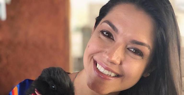 Thais Fersoza ganha beijo de personagem global e Melinda e Teodoro vibram em casa com Michel Teló