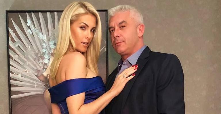 Ana Hickmann arrasa em look sedutor e posa coladinha com maridão: ”É um gato”