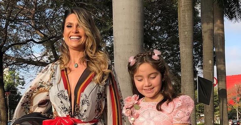 Flávia Alessandra é flagrada se divertindo com a caçula, Olívia, na academia