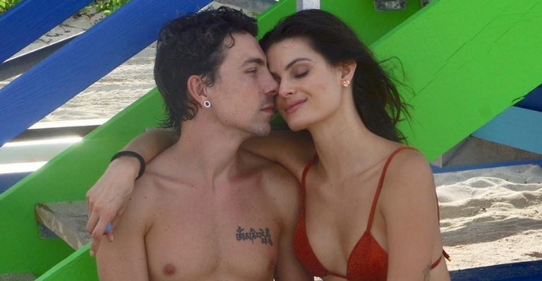 Filho mais velho de Isabeli Fontana surge sem camisa em treino com Di Ferrero e recebe elogios