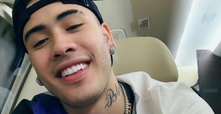 Kevinho é criticado após escolha de frase tatuada no pescoço: ”Espero que seja brincadeira”