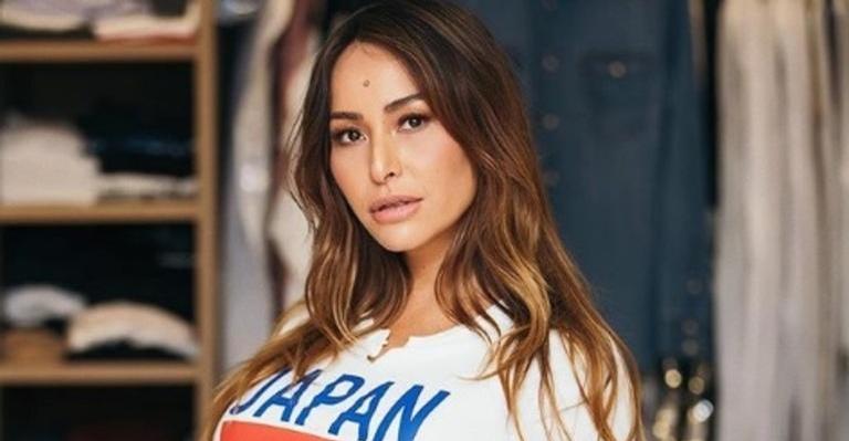 Está na hora! Mãe e sogra de Sabrina Sato vão até hospital acompanhar chegada de Zoe