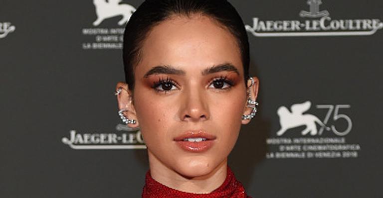 Bruna Marquezine exibe barriguinha em look polêmico e causa alvoroço na web