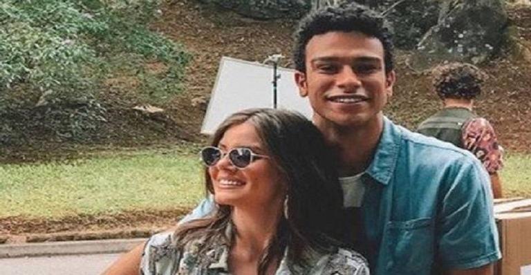 Camila Queiroz posa com Sergio Malheiros nos bastidores de ‘Verão 90’