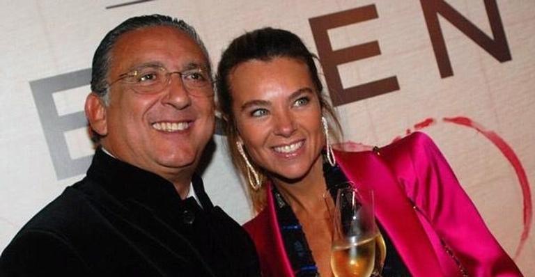 Em momento raro, Galvão Bueno se declara para esposa no 18º aniversário de casamento