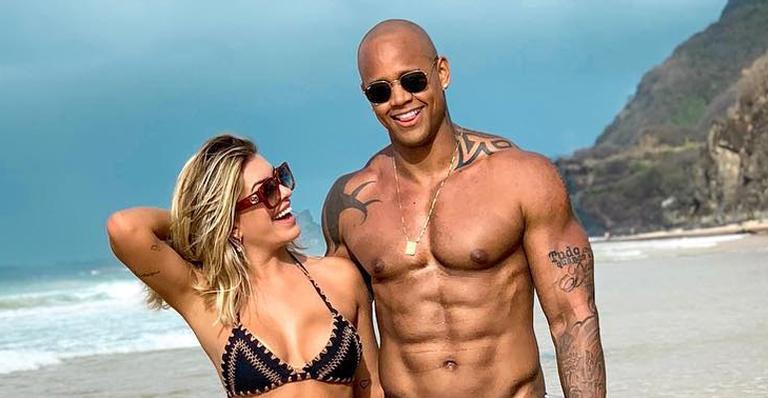 Leo Santana se explica após detalhe em foto de sunga chamar a atenção da web