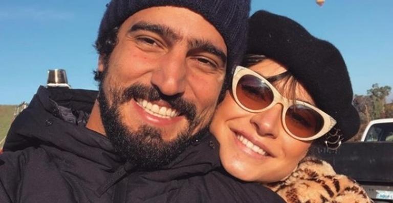 Thaila Ayala comemora um ano de namoro com Renato Góes e se declara: ”Completamente apaixonada”
