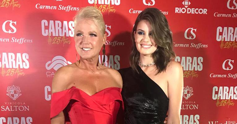 Ao lado de Camila Queiroz, Xuxa Meneghel surge deslumbrante na festa de 25 anos da revista CARAS