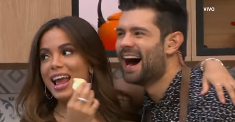 Anitta desembarca na Colômbia e beija na boca de apresentador de TV