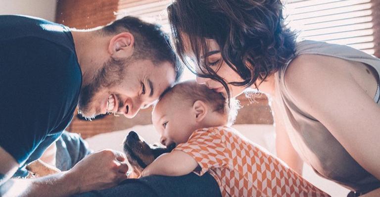 Esposa de Junior Lima, Monica Benini dá presentão ao filho, Otto: ”Parece que é para mim”