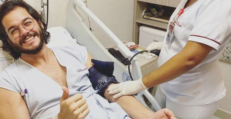 Túlio Gadêlha tranquiliza internautas após diagnóstico de doença: ”Estou vivo e passo bem”