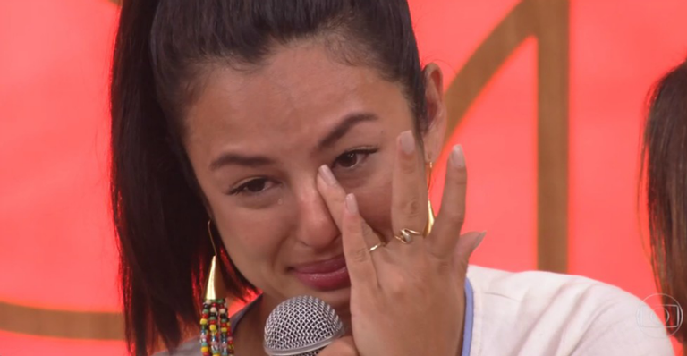 Yanna Lavigne vai às lágrimas no ‘Encontro’ com mensagem surpresa dos pais