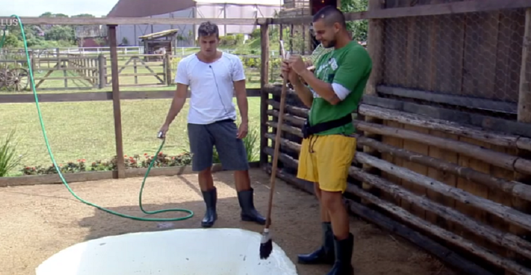 ‘A Fazenda’: Caíque e Felipe especulam sobre saúde de Rafael Ilha