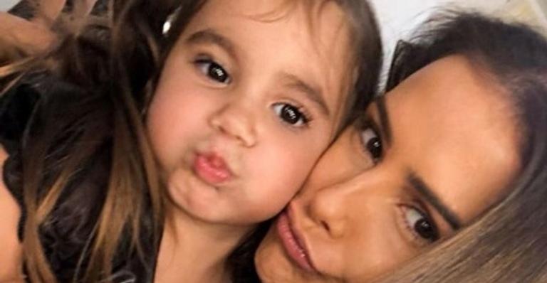 Deborah Secco ganha divertida festa surpresa e Maria Flor solta a voz no aniversário da mamãe