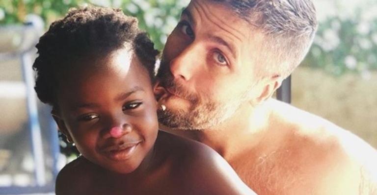 Bruno Gagliasso encanta ao relembrar cliques com Titi durante viagem em Fernando de Noronha
