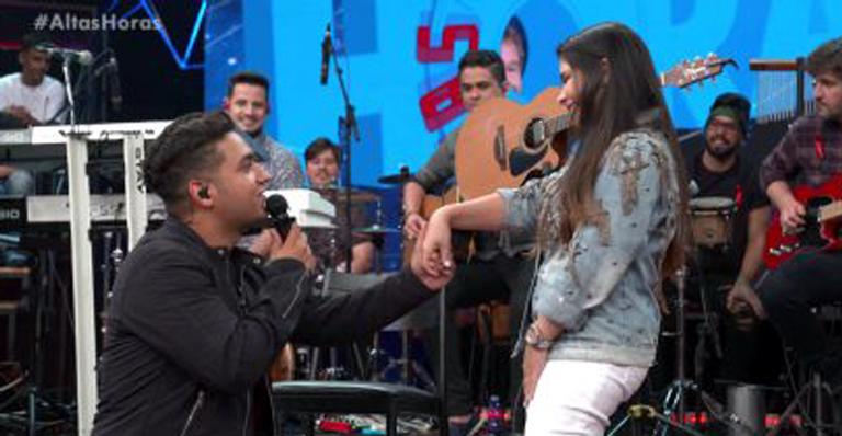 Sertanejo Juliano, dupla com Henrique, pede a namorada em casamento no ‘Altas Horas’
