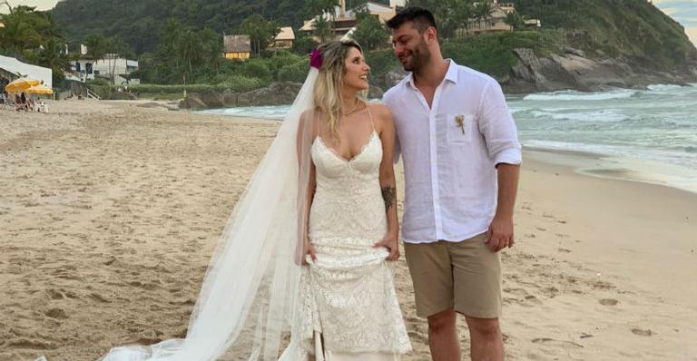 Leo Bianchi, jornalista esportivo da Globo, se casa em cerimônia na praia