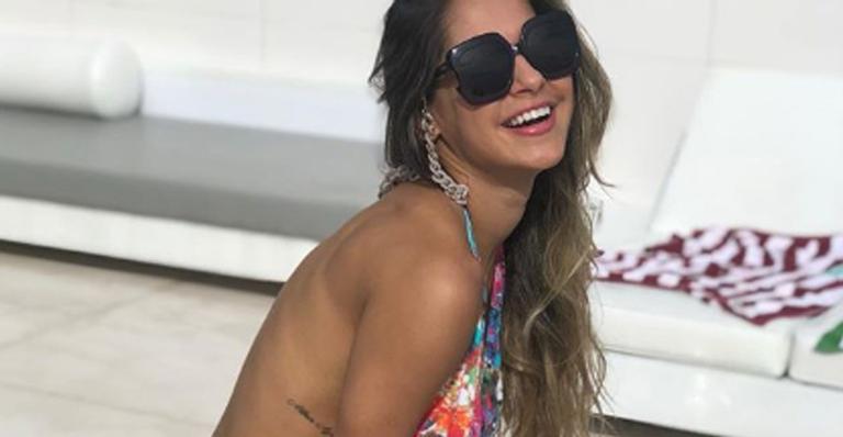 De maiô, Mayra Cardi exibe boa forma e desabafa: ”Felicidade”