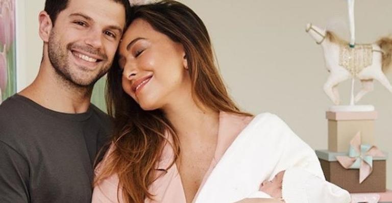 Sorridente, Sabrina Sato sai da maternidade com Zoe em São Paulo