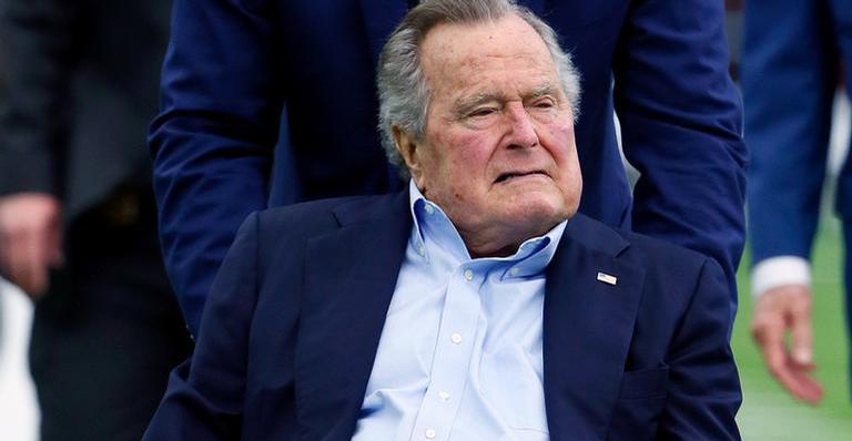 Cachorro de George H. W. Bush surge ao lado do caixão do ex-presidente e causa comoção