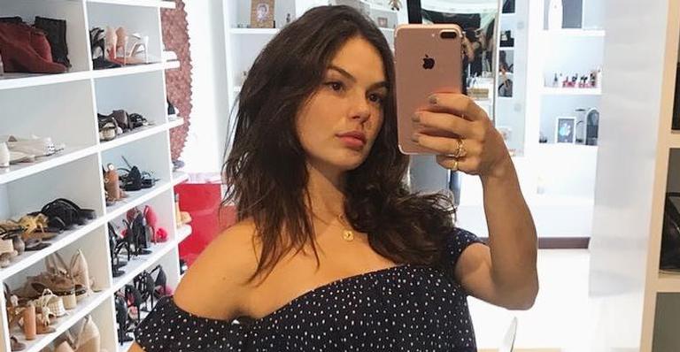 Poucos dias após parto, Isis Valverde exibe corpão na academia e fãs questionam: ”Já pode voltar?”
