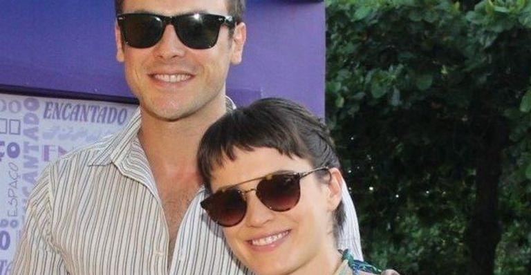 Sergio Guizé e Bianca Bin exibem alianças após casamento secreto