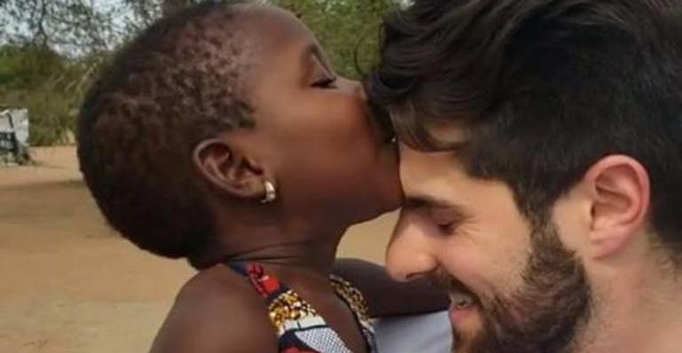 Alok visita crianças órfãs em Moçambique e vê realidade cruel: ”Vergonha de vezes que reclamei”