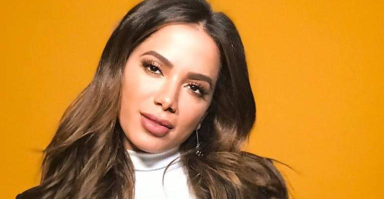 Anitta ostenta calça luxuosa avaliada em mais de R$ 7 mil