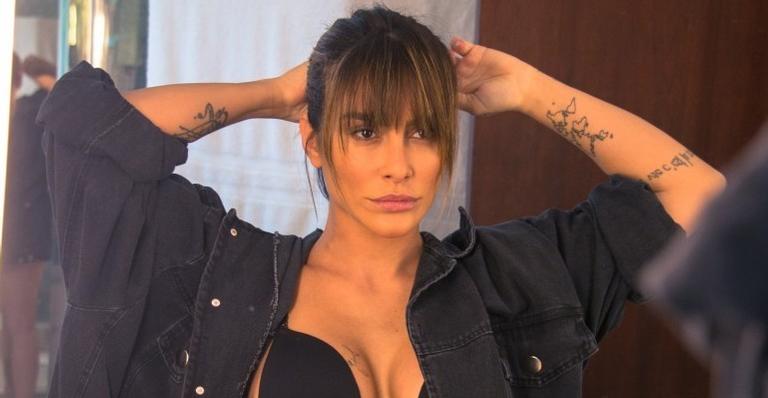 Cleo deixa sensualidade de lado e surge com rosto quase irreconhecível na web