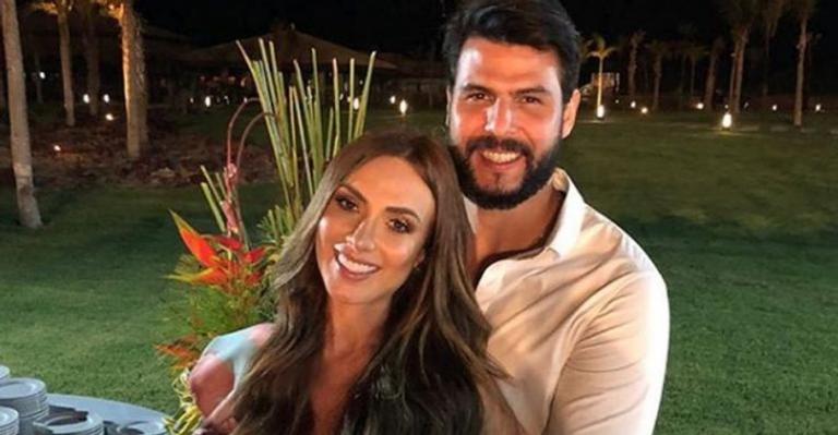 Com vestido justo e sensual, Nicole Bahls se casa com Marcelo Bimbi no Rio de Janeiro