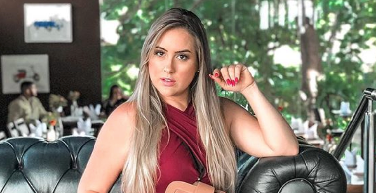 Após diversas cirurgias plásticas, ex-BBB Patricia Leitte posa de biquininho vermelho e exibe corpão