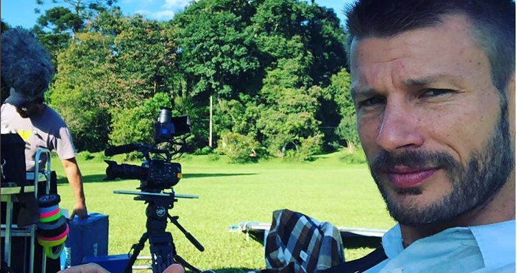 Rodrigo Hilbert faz a temperatura subir ao posar com a camisa aberta: ”Assim fica difícil”