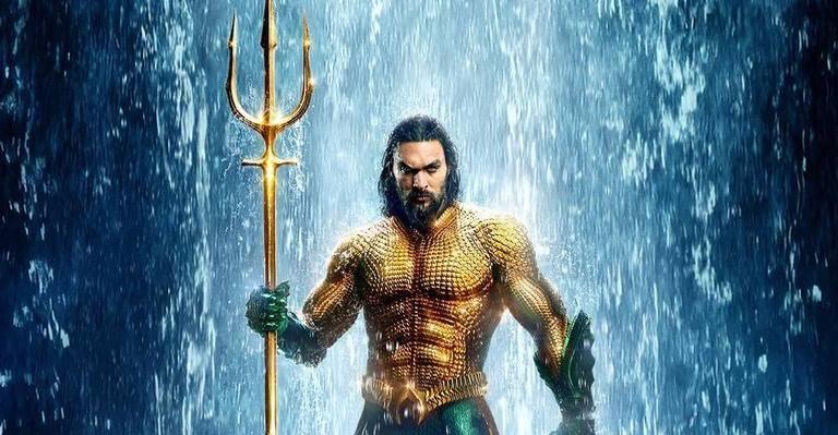 Jason Momoa, o Aquaman, é flagrado no banho e andando de toalha pelos bastidores de programa