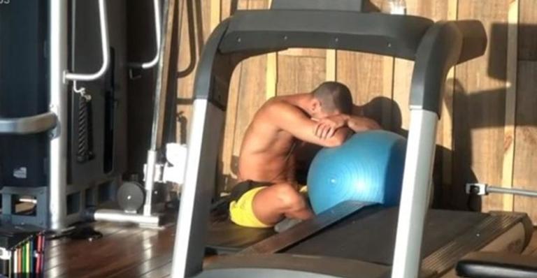 Caique Aguiar cai no choro em ‘A Fazenda’ e faz pedido especial a Deus