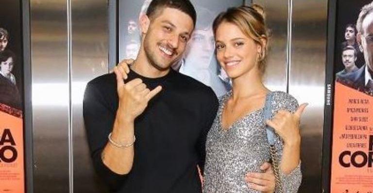 Chay Suede posa fazendo carão e Laura Neiva se derrete: ”É bonitinho, né?”