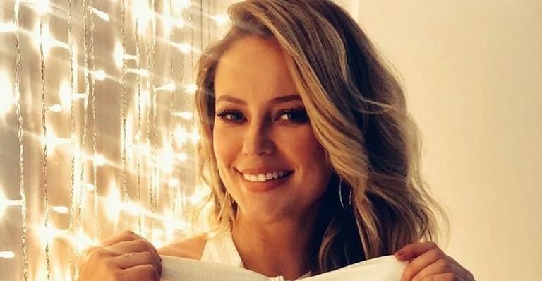 Paolla Oliveira ‘quebra web’ ao posar com vestido decotado e luxuoso: ”Mais linda do Brasil”