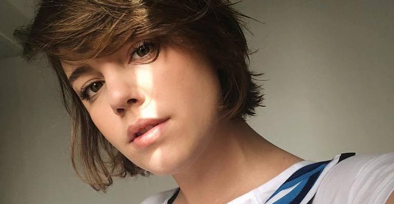 Alice Wegmann se forma na faculdade e revela que conciliava novelas com os estudo