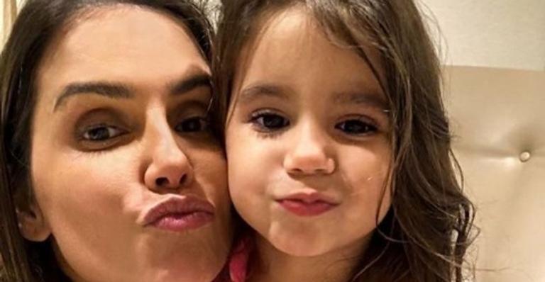 Fofura! Deborah Secco mostra Maria Flor encantada ao encontrar com princesas da Disney em Orlando