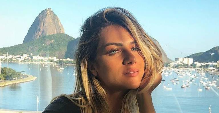 Giovanna Ewbank rouba a cena com decote profundo e colares de quase 3 mil reais